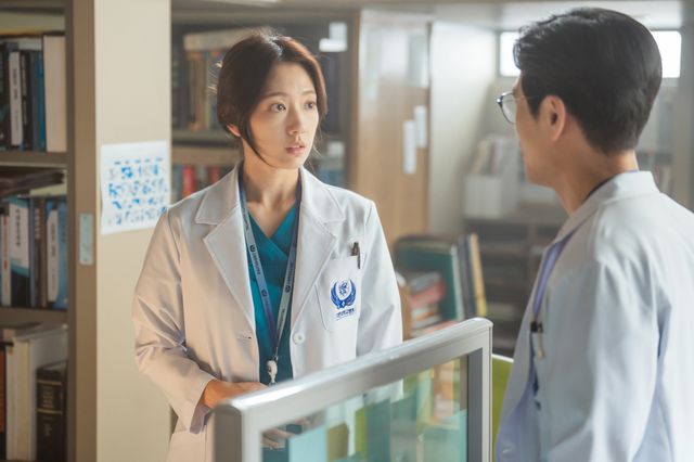 パク・ヒョンシク制服＆白衣姿！「ドクタースランプ」場面写真（6枚目）