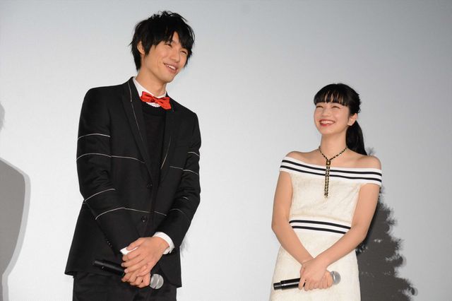 福士蒼汰、小松菜奈のムチャぶりに応戦！　“頭ポンポン”“変ポーズ”…“平泉成ものまね”でフィニッシュ！　画像ギャラリー（3枚目）