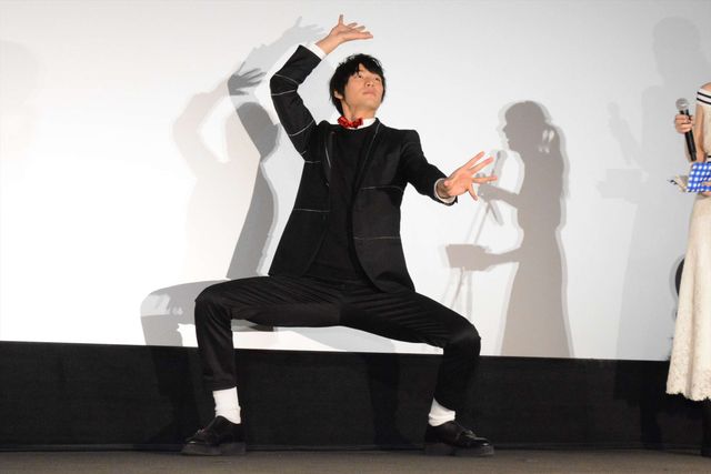 福士蒼汰、小松菜奈のムチャぶりに応戦！　“頭ポンポン”“変ポーズ”…“平泉成ものまね”でフィニッシュ！　画像ギャラリー（4枚目）