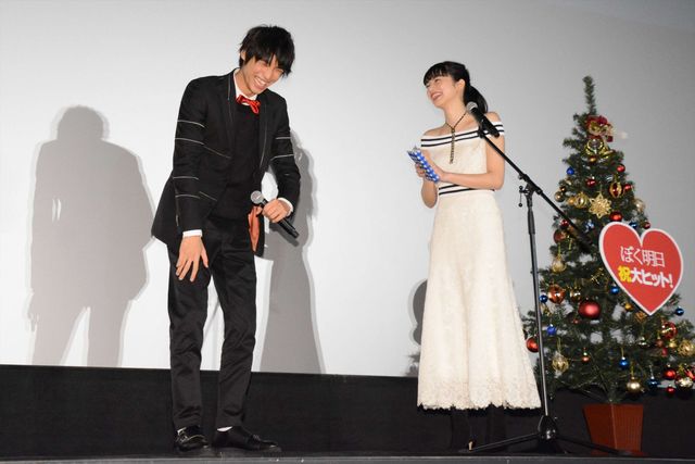 福士蒼汰、小松菜奈のムチャぶりに応戦！　“頭ポンポン”“変ポーズ”…“平泉成ものまね”でフィニッシュ！　画像ギャラリー（8枚目）