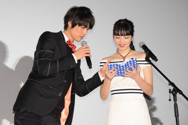 福士蒼汰、小松菜奈のムチャぶりに応戦！　“頭ポンポン”“変ポーズ”…“平泉成ものまね”でフィニッシュ！　画像ギャラリー（10枚目）