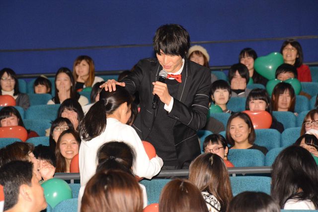 福士蒼汰、小松菜奈のムチャぶりに応戦！　“頭ポンポン”“変ポーズ”…“平泉成ものまね”でフィニッシュ！　画像ギャラリー（12枚目）