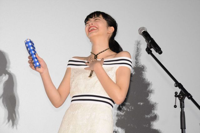 福士蒼汰、小松菜奈のムチャぶりに応戦！　“頭ポンポン”“変ポーズ”…“平泉成ものまね”でフィニッシュ！　画像ギャラリー（13枚目）