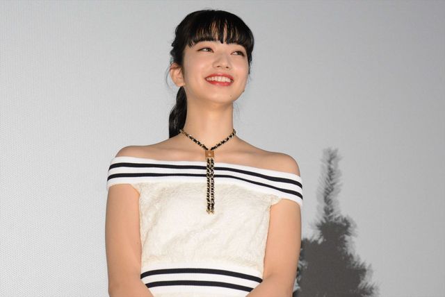 福士蒼汰、小松菜奈のムチャぶりに応戦！　“頭ポンポン”“変ポーズ”…“平泉成ものまね”でフィニッシュ！　画像ギャラリー（14枚目）