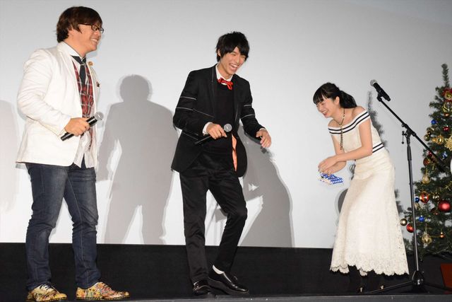 福士蒼汰、小松菜奈のムチャぶりに応戦！　“頭ポンポン”“変ポーズ”…“平泉成ものまね”でフィニッシュ！　画像ギャラリー（15枚目）