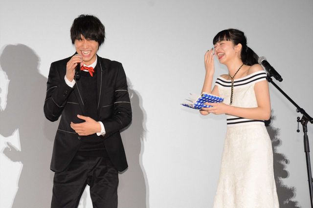 福士蒼汰、小松菜奈のムチャぶりに応戦！　“頭ポンポン”“変ポーズ”…“平泉成ものまね”でフィニッシュ！　画像ギャラリー（18枚目）