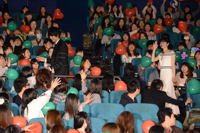 福士蒼汰、小松菜奈のムチャぶりに応戦！　“頭ポンポン”“変ポーズ”…“平泉成ものまね”でフィニッシュ！　画像ギャラリー（19枚目）