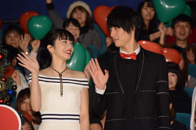 福士蒼汰、小松菜奈のムチャぶりに応戦！　“頭ポンポン”“変ポーズ”…“平泉成ものまね”でフィニッシュ！　画像ギャラリー（21枚目）