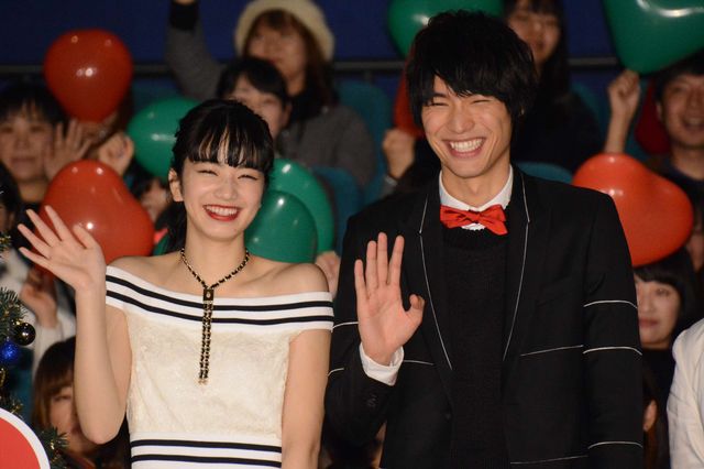 福士蒼汰、小松菜奈のムチャぶりに応戦！　“頭ポンポン”“変ポーズ”…“平泉成ものまね”でフィニッシュ！　画像ギャラリー（22枚目）