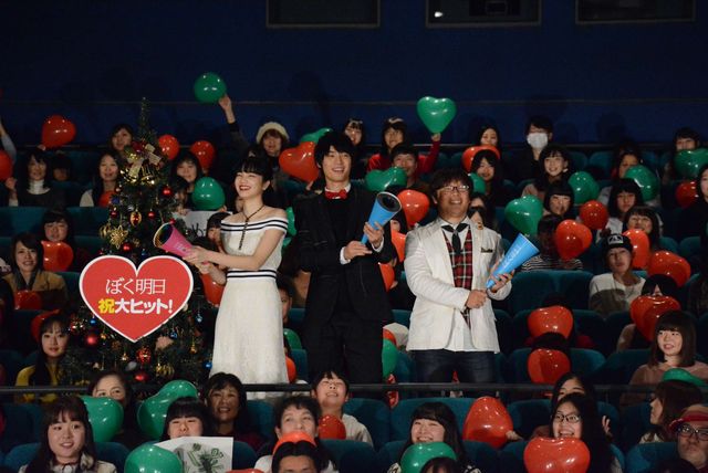 福士蒼汰、小松菜奈のムチャぶりに応戦！　“頭ポンポン”“変ポーズ”…“平泉成ものまね”でフィニッシュ！　画像ギャラリー（25枚目）