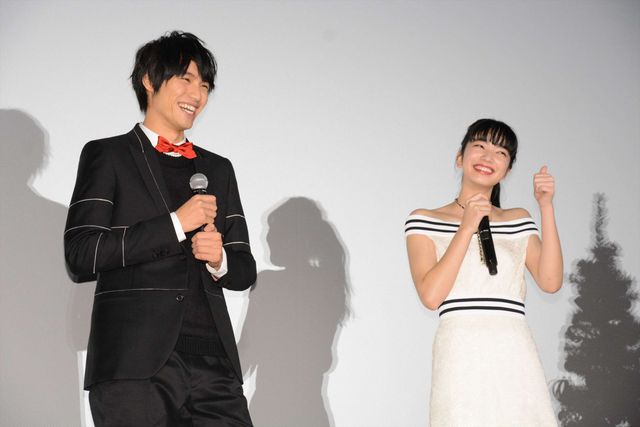 福士蒼汰、小松菜奈のムチャぶりに応戦！　“頭ポンポン”“変ポーズ”…“平泉成ものまね”でフィニッシュ！　画像ギャラリー（27枚目）