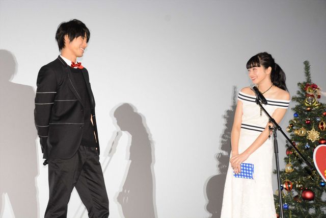 福士蒼汰、小松菜奈のムチャぶりに応戦！　“頭ポンポン”“変ポーズ”…“平泉成ものまね”でフィニッシュ！　画像ギャラリー（28枚目）