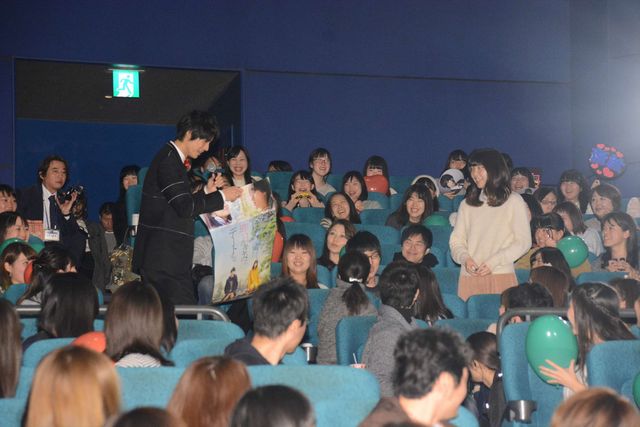 福士蒼汰、小松菜奈のムチャぶりに応戦！　“頭ポンポン”“変ポーズ”…“平泉成ものまね”でフィニッシュ！　画像ギャラリー（31枚目）