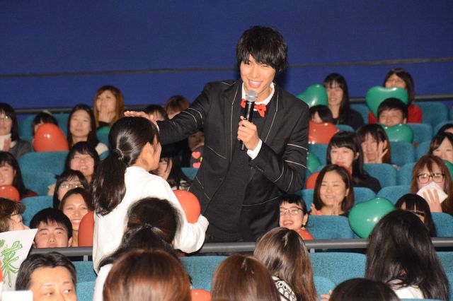 福士蒼汰、小松菜奈のムチャぶりに応戦！　“頭ポンポン”“変ポーズ”…“平泉成ものまね”でフィニッシュ！　画像ギャラリー（33枚目）