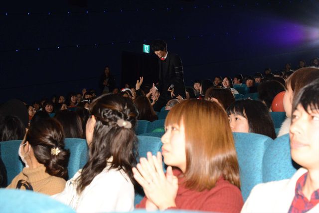 福士蒼汰、小松菜奈のムチャぶりに応戦！　“頭ポンポン”“変ポーズ”…“平泉成ものまね”でフィニッシュ！　画像ギャラリー（35枚目）