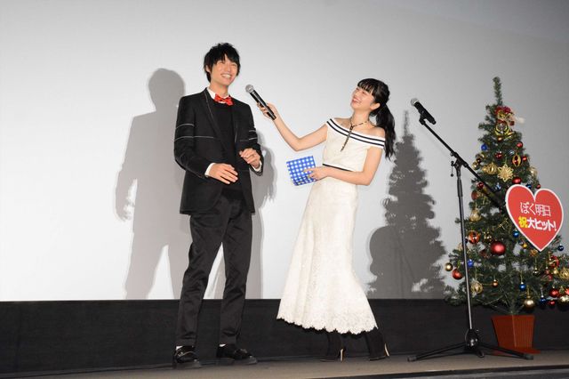 福士蒼汰、小松菜奈のムチャぶりに応戦！　“頭ポンポン”“変ポーズ”…“平泉成ものまね”でフィニッシュ！　画像ギャラリー（37枚目）