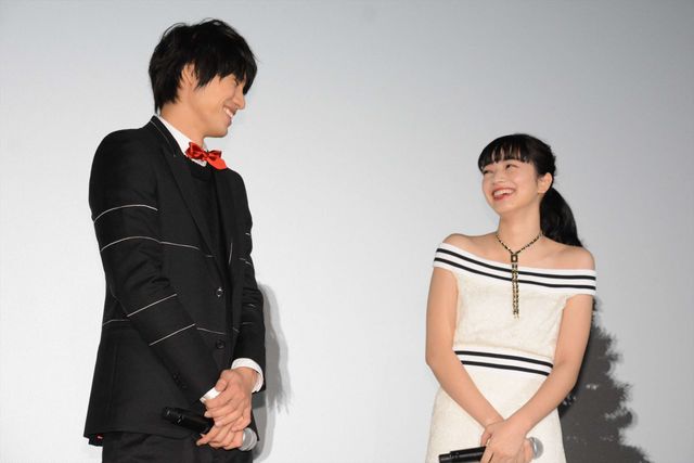 福士蒼汰、小松菜奈のムチャぶりに応戦！　“頭ポンポン”“変ポーズ”…“平泉成ものまね”でフィニッシュ！　画像ギャラリー（38枚目）