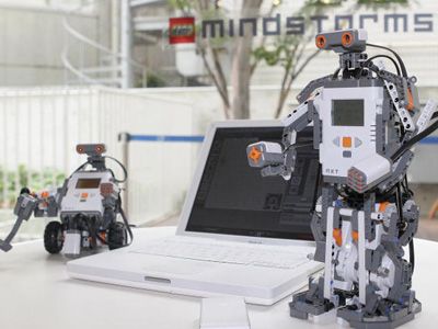 このロボットもレゴで出来ています。パソコンでコントロール！