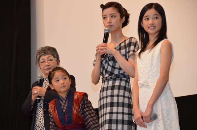 上戸彩、自身の母親に重ねた…映画『おしん』初日舞台あいさつフォトギャラリー（12枚目）