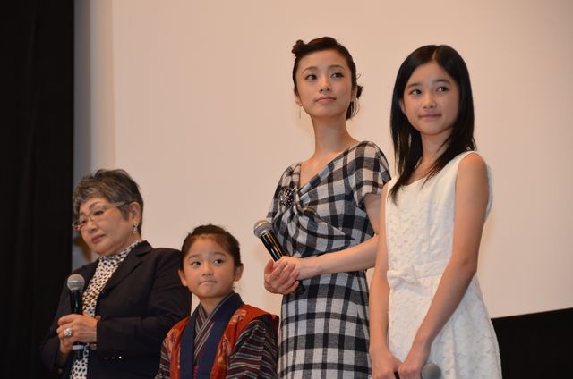 上戸彩、自身の母親に重ねた…映画『おしん』初日舞台あいさつフォトギャラリー（13枚目）