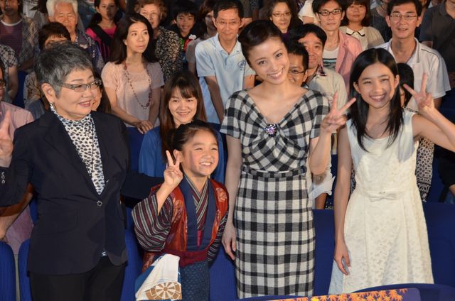 上戸彩、自身の母親に重ねた…映画『おしん』初日舞台あいさつフォトギャラリー（14枚目）