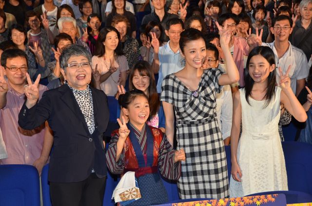 上戸彩、自身の母親に重ねた…映画『おしん』初日舞台あいさつフォトギャラリー（16枚目）