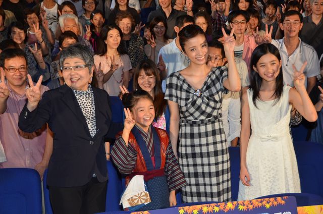 上戸彩、自身の母親に重ねた…映画『おしん』初日舞台あいさつフォトギャラリー（17枚目）