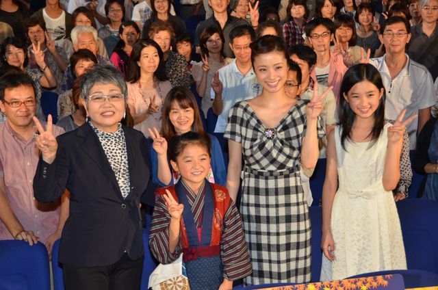 上戸彩、自身の母親に重ねた…映画『おしん』初日舞台あいさつフォトギャラリー（18枚目）