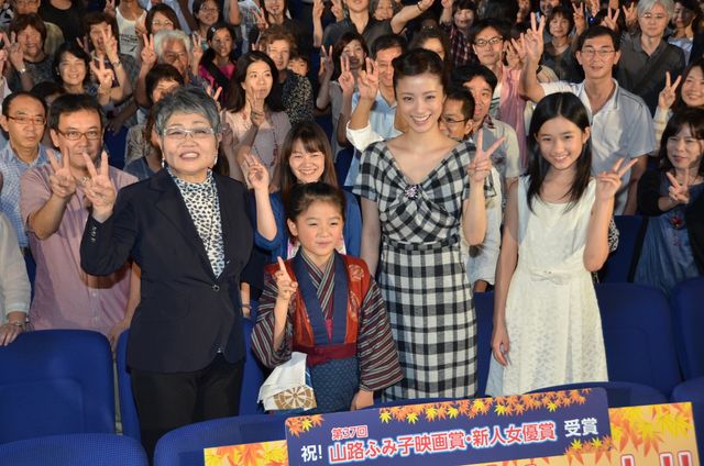 上戸彩、自身の母親に重ねた…映画『おしん』初日舞台あいさつフォトギャラリー（19枚目）