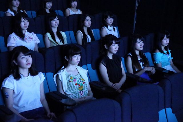 映画『STAND BY ME ドラえもん』を鑑賞中のAKB48メンバー
