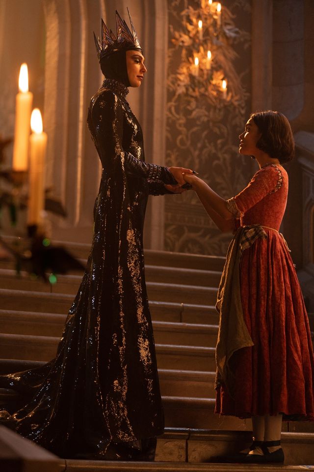 高身長のガル・ガドットに合わせた美しいドレス - 映画『白雪姫』より