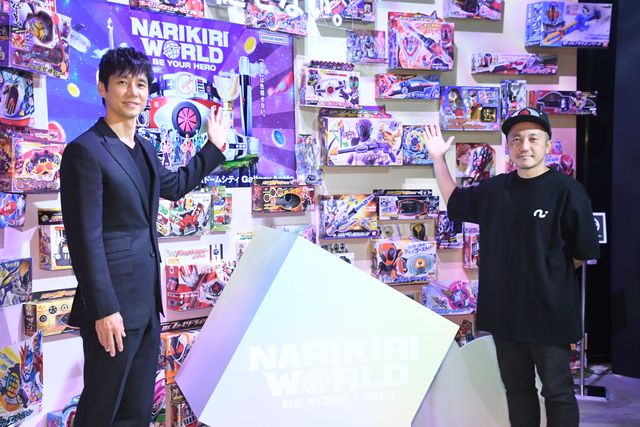西島秀俊、変身！「NARIKIRI WORLD」オープニングセレモニー（15枚目）
