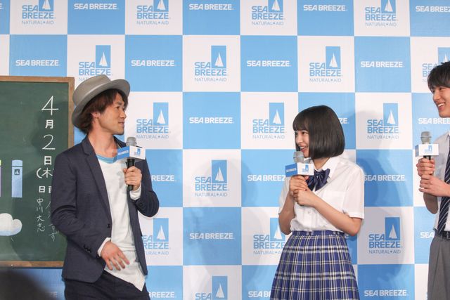 広瀬すず、制服姿で笑顔！フォトギャラリー（3枚目）