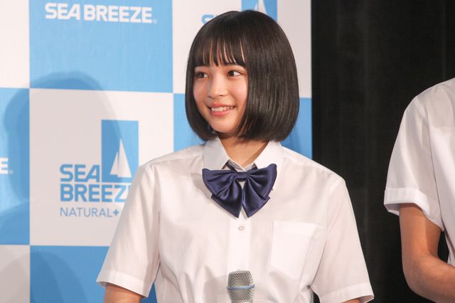 広瀬すず、制服姿で笑顔！フォトギャラリー（7枚目）