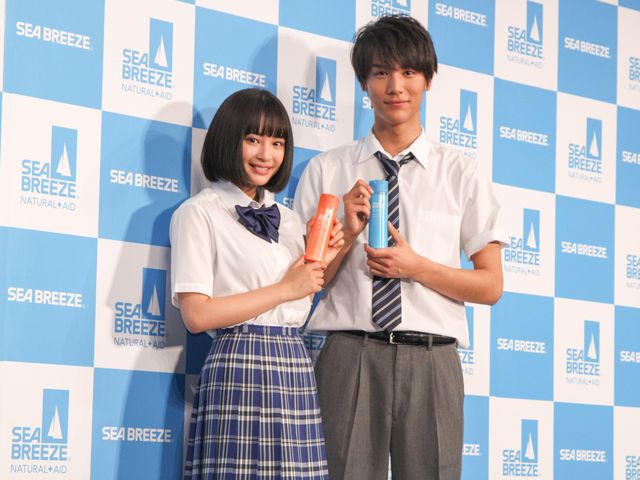 広瀬すず、制服姿で笑顔！フォトギャラリー（9枚目）