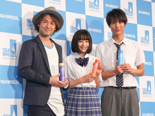 広瀬すず、制服姿で笑顔！フォトギャラリー（13枚目）