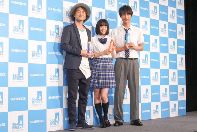 広瀬すず、制服姿で笑顔！フォトギャラリー（14枚目）