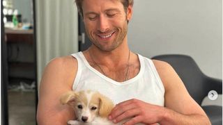 『トップガン』ハングマン俳優、保護犬の里親になる「この子との冒険が楽しみ」