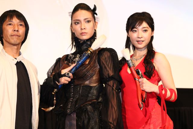 腹筋をほめられて笑顔を見せる秋元才加、劇中衣装で登壇！『劇場版　媚空－ビクウ－』初日舞台あいさつ【フォトギャラリー】（2枚目）