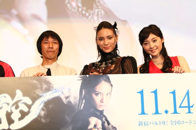 腹筋をほめられて笑顔を見せる秋元才加、劇中衣装で登壇！『劇場版　媚空－ビクウ－』初日舞台あいさつ【フォトギャラリー】（3枚目）