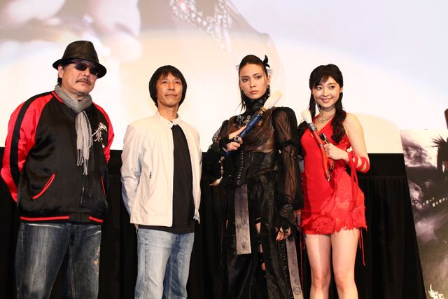 腹筋をほめられて笑顔を見せる秋元才加、劇中衣装で登壇！『劇場版　媚空－ビクウ－』初日舞台あいさつ【フォトギャラリー】（10枚目）