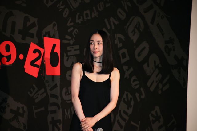 深津絵里、ゴージャスな黒ドレスで魅了！映画『THE オリバーな犬、(Gosh!!)このヤロウ MOVIE』特別上映イベント（6枚目）