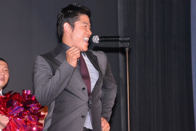 鈴木亮平、歌手デビュー？『予告犯』初日舞台あいさつフォトギャラリー（2枚目）