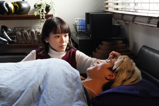 獅子王を見つめるイズミ…ドラマ「恋です！～ヤンキー君と白杖ガール～」最終回場面カット：フォトギャラリー