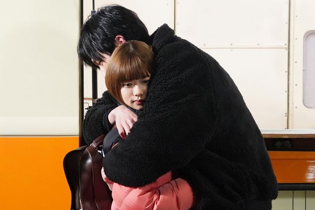 獅子王を見つめるイズミ…ドラマ「恋です！～ヤンキー君と白杖ガール～」最終回場面カット（2枚目）