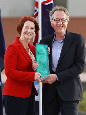 オーストラリアのギラード首相と「オーストラリアン・オブ・ザ・イヤー」を受賞したジェフリー・ラッシュ