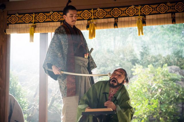 第22回より。刀で突き刺した饅頭を村重(トータス松本)に食わせる信長(小栗旬)