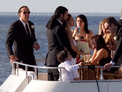 4月24日、息子の結婚式を祝うニコラス・ケイジ（左端）と息子のウェストン・ケイジ（長髪の男性）、新婦のニッキー・ウィリアムス（白いドレスの女性）