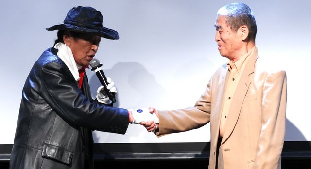 ステージで固い握手をかわす宮内洋と斎藤真
