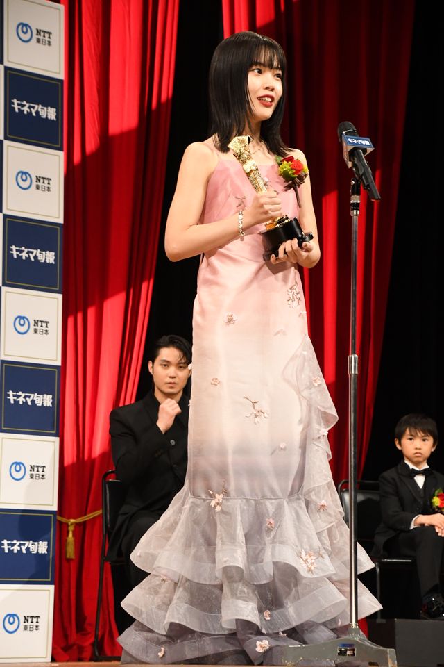 アイナ・ジ・エンドが華やかなドレスで魅了！第97回キネマ旬報ベスト・テン表彰式（2枚目）